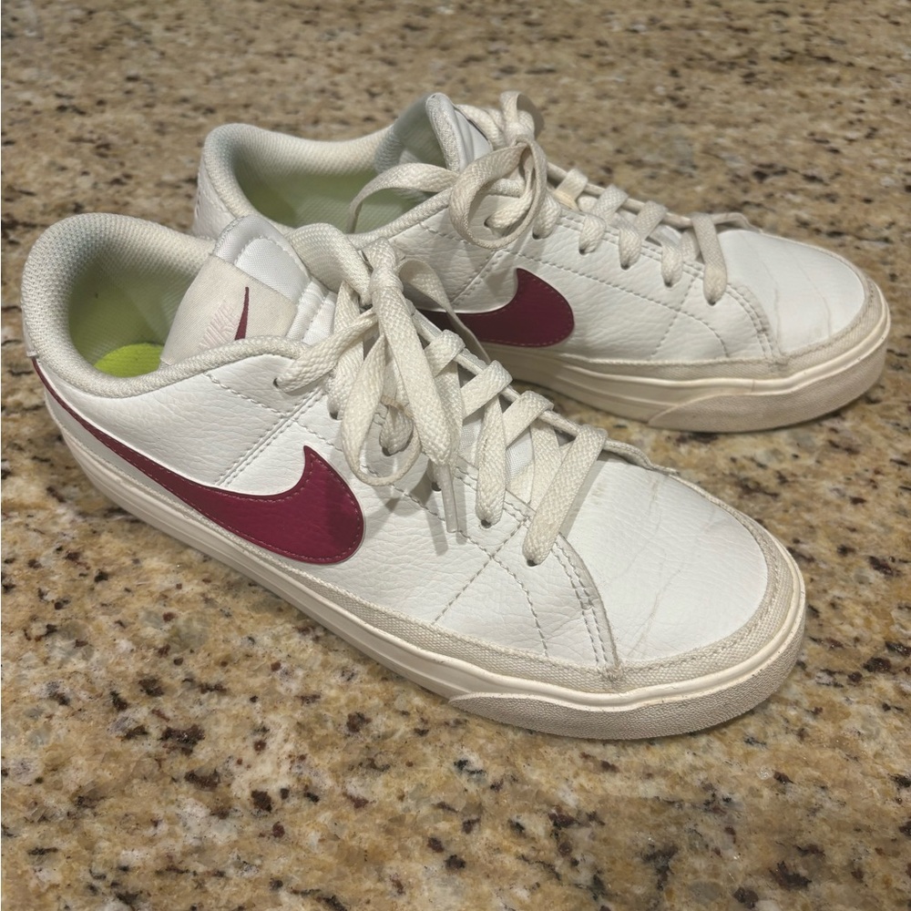 Nike Legacy Women’s sneaker 7.5